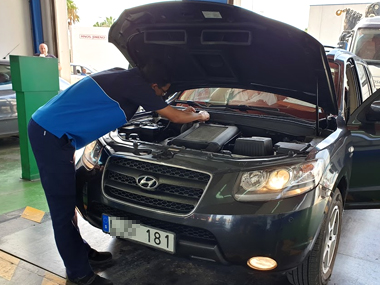 Hyundai Sante Fe bonnet open